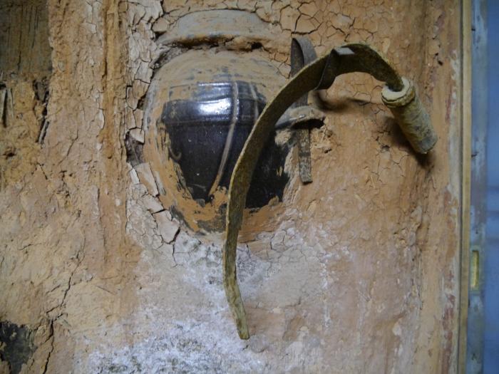 공방 벽의 오래된 토기제작 도구와 흙으로 된 벽면