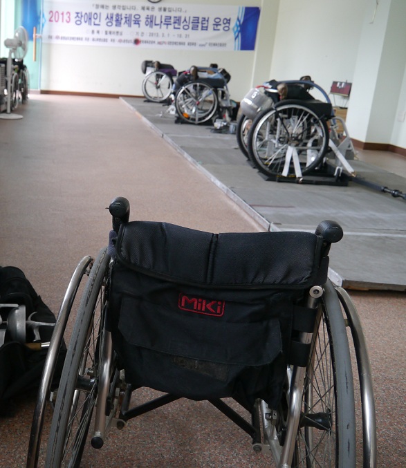 체력단련장과 함께 옆에 마련된 휠체어 펜싱 훈련장