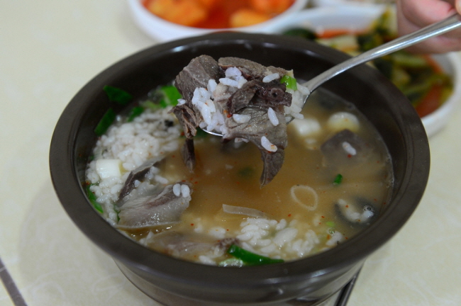 홍성전통시장에서 판매되는 소머리국밥.