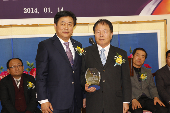 회원들의 정성이 담긴 감사패를 수여받은 노진용 전임회장(오른쪽)과 김중곤 신임회장.
