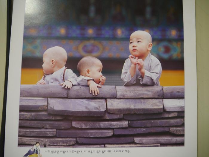 아버지, 아들, 딸 3가족이 함께 하는 불교 목조각 명인 사진