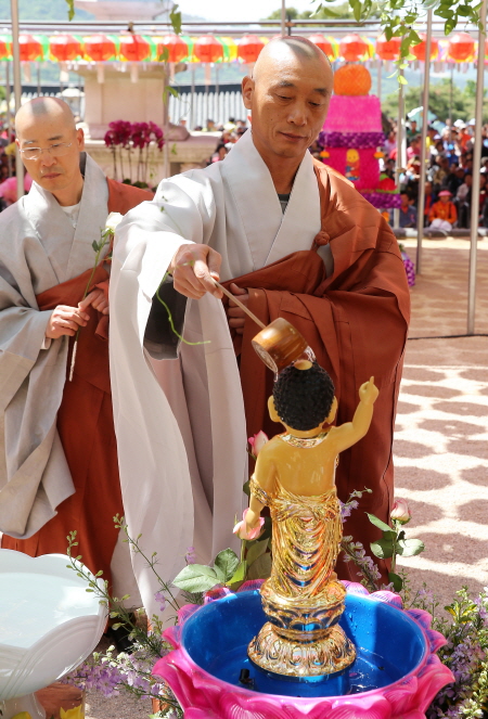 6일 수덕사에서 열린 부신님 오신날 봉축 법요식에서 수덕사 지운스님이 관불의식을 하고 있다. 