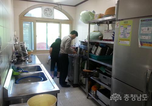 예산군청 공무원이 어린이집 급식시설을 점검하고 있는 모습. ⓒ 무한정보신문