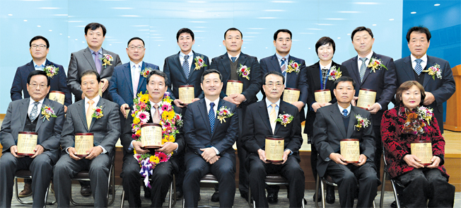 지난 22일 도청 대회의실에서 허승욱 정무부지사와 농어촌발전상 수상자들이 기념사진을 촬영하고 있다.