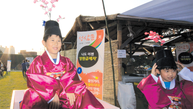 지난해 제10회 홍성역사인물축제 중 조선시대 과거 체험.