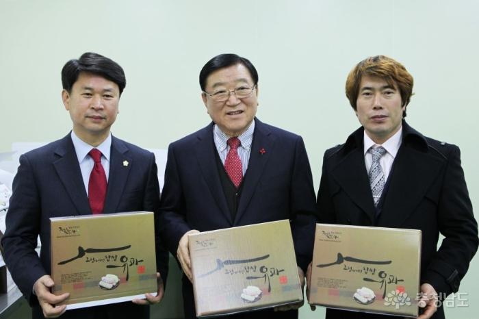 김석환 홍성군수와 이상근 군의회 의장, 강연표 진죽한과 대표의 모습