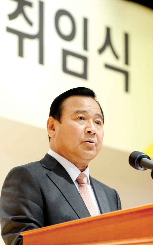 이완구 국무총리가 지난달 17일 서울 도렴동 정부서울청사 별관에서 취임식을 갖고 있다.