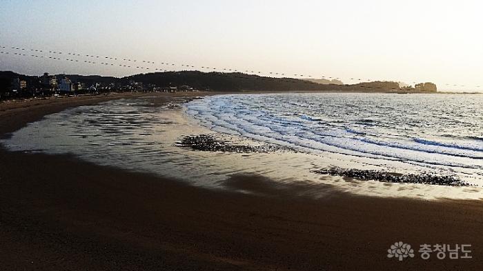 꽃샘바람 불어오는 만리포해변의 석양 사진