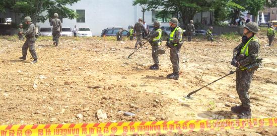 공병대 폭발물 탐지반이 연못자리에서 포탄을 탐지하고 있다. ⓒ 무한정보신문