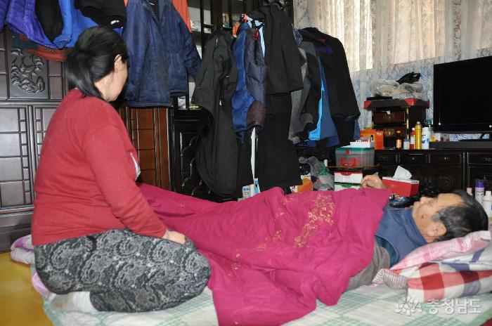 박만식씨 가족은 온기 없는 차가운 방에서 일가족이 추위와 싸우고 있다. 박씨 가족이 올 겨울을 무사히 넘길 수 있을지 매우 위태로워 보인다. 