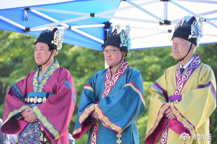무령왕릉에서 열리는 4대왕 추모제에 참석한 왕들의 모습