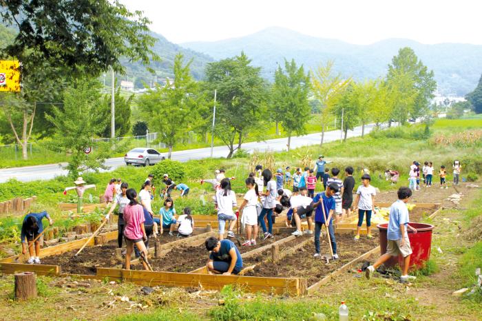 거산초등학교 학생들이 지난 봄 학교 원예학습원을 만들고 있다./충남농업기술원