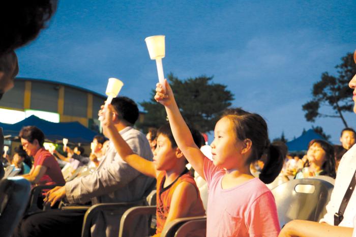지난 7월 27일 충남도계 및 당진땅 수호 시민다짐대회가 당진버스터미널 광장에서 열린 가운데 어린 아이들이 자치권 회복을 위한 촛불을 들고 있다.