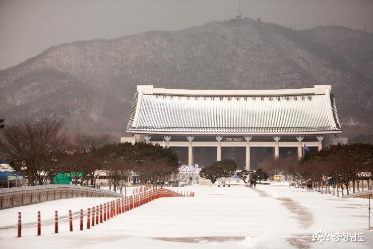 눈 덮힌 독립기념관의 겨울 풍경