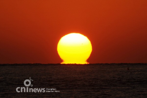 서해에서 '오메가 일몰'을 만나다 사진